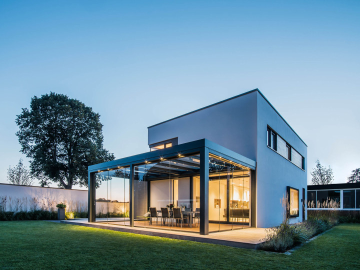 Selbst wenn Sommerregen fällt: Im Glashaus bleibt das Urlaubsgefühl ungetrübt – geschützt und doch ganz nah an der Natur.  Bildnachweis: Malik Pahlmann für Solarlux GmbH